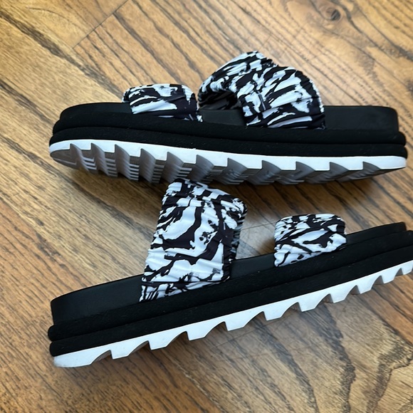 SOREL Roaming Two Strap Slide Sandals size 7.5 - Picture 2 of 5